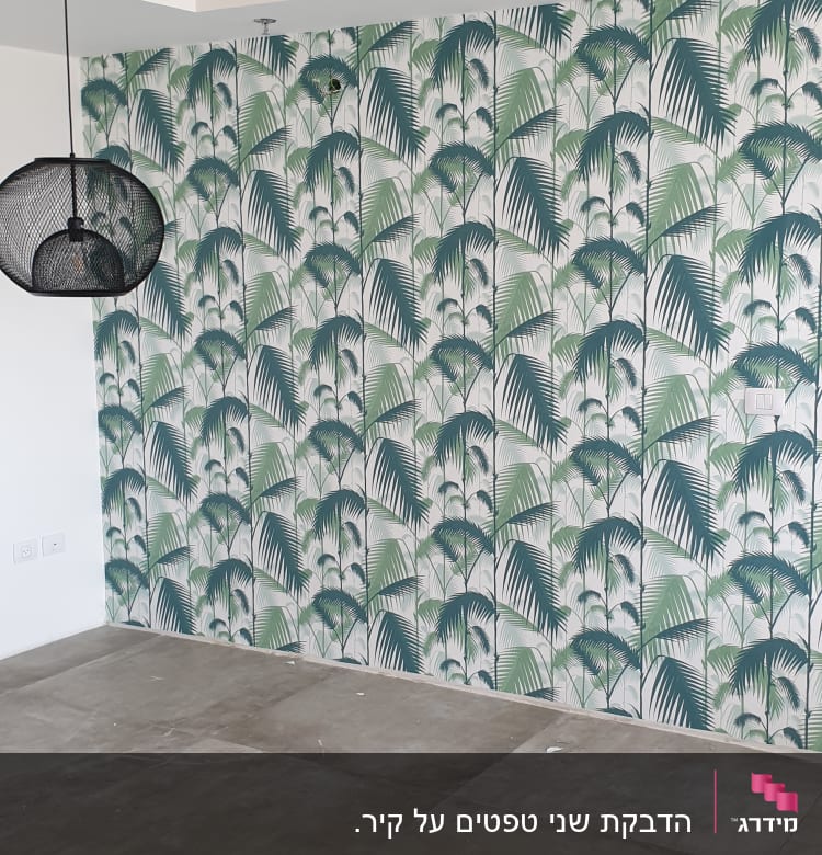 טפט עלים ירוקים על קיר לבן